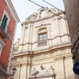L�edificio si presenta con la splendida facciata tripartita, arricchita da triglifi, metope e ornamenti curvilinei 